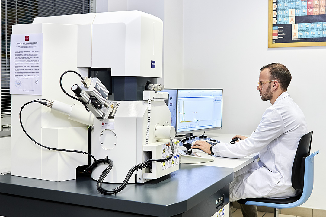 Scanning electron microscope